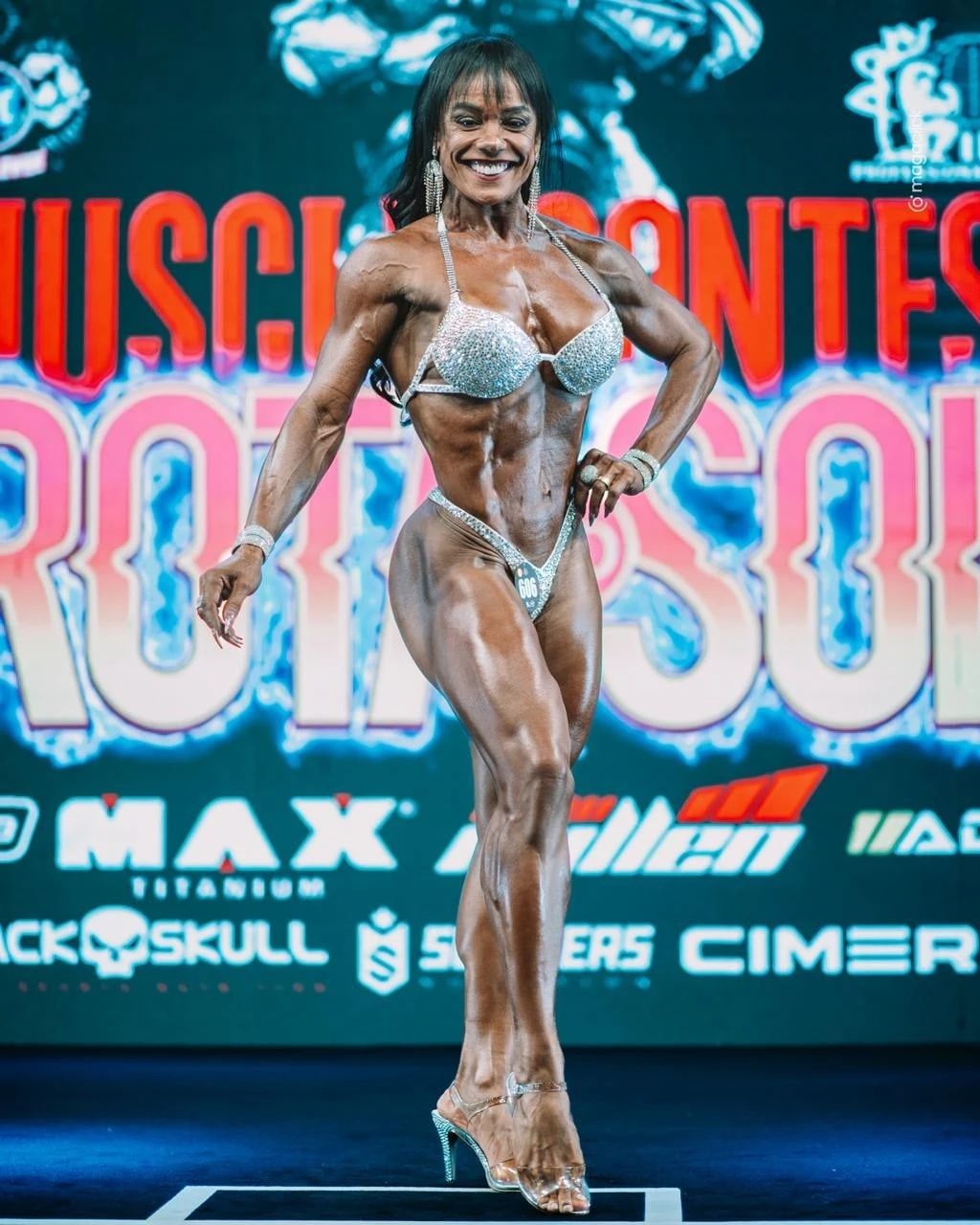 Leila no palco do Musclecontest Rota do Sol